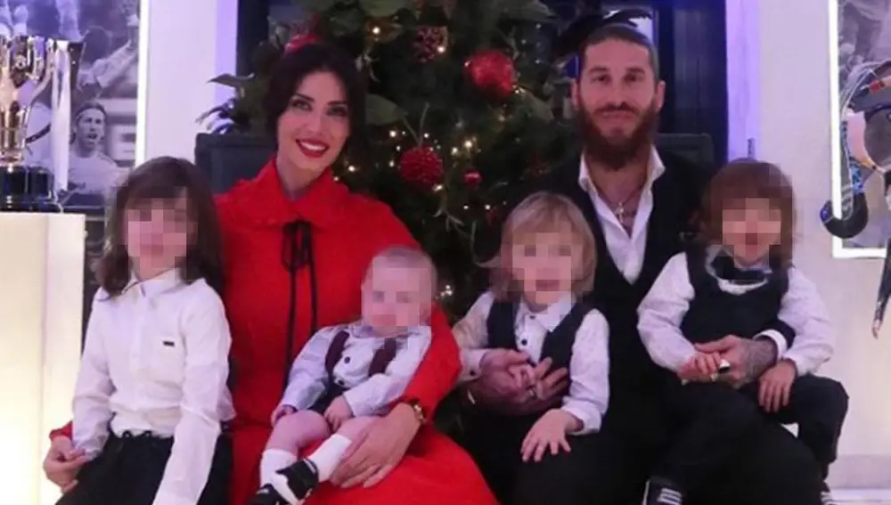 Pilar Rubio y Sergio Ramos con sus hijos en Navidad