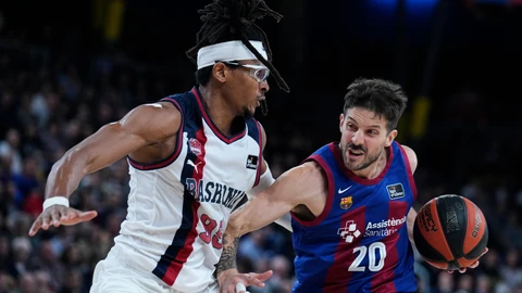 Laprovittola sufre la defensa de Moneke