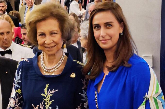 Alexandra de V entrega pañuelo de Isabel La Católica a la Reina Sofía en Miami.