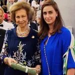 Alexandra de V entrega pañuelo de Isabel La Católica a la Reina Sofía en Miami.
