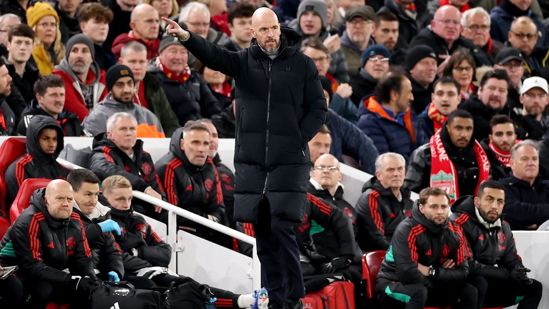 Liverpool (United Kingdom), 17/12/2023.- Manchester United manager Erik ten Hag gestures on the touchline during the English Premier League soccer match between Liverpool FC and Manchester United, in Liverpool, Britain, 17 December 2023. (Reino Unido) EFE/EPA/ADAM VAUGHAN EDITORIAL USE ONLY. No use with unauthorized audio, video, data, fixture lists, club/league logos, 'live' services or NFTs. Online in-match use limited to 120 images, no video emulation. No use in betting, games or single cl...