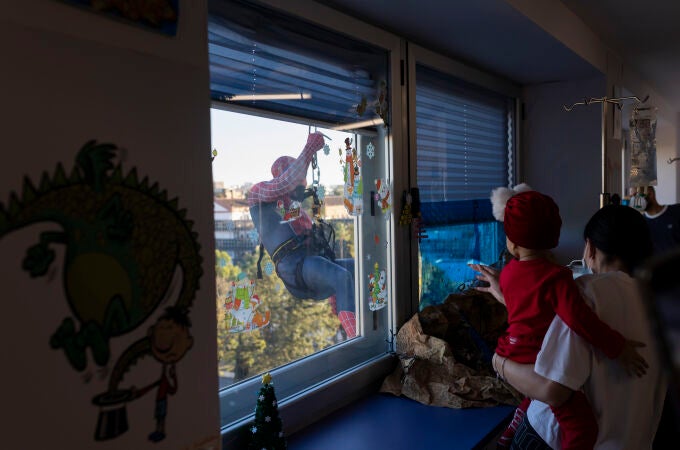 Spiderman se descualga por la fachada del Hospital Materno de Málaga para ver a los niños