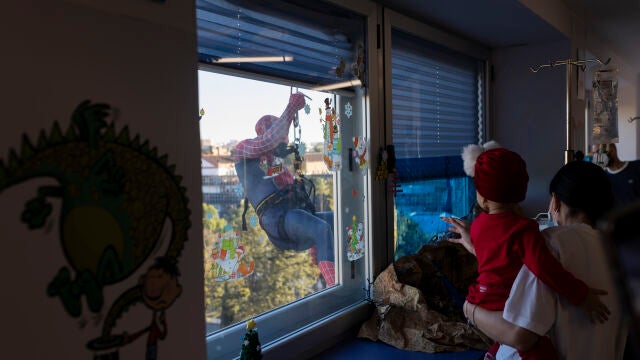 Spiderman se descualga por la fachada del Hospital Materno de Málaga para ver a los niños