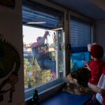 Spiderman se descualga por la fachada del Hospital Materno de Málaga para ver a los niños