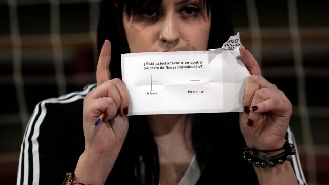 Chile comienza conteo de votos sobre nueva propuesta de Constitución