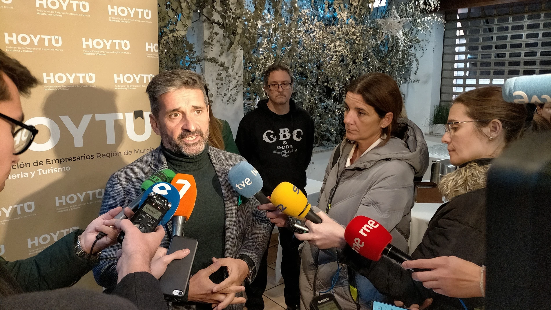 El presidente de la Federación Regional de Empresarios de Hostelería y Turismo Región de Murcia (HoyTú), Jesús Jiménez, atiende a los medios