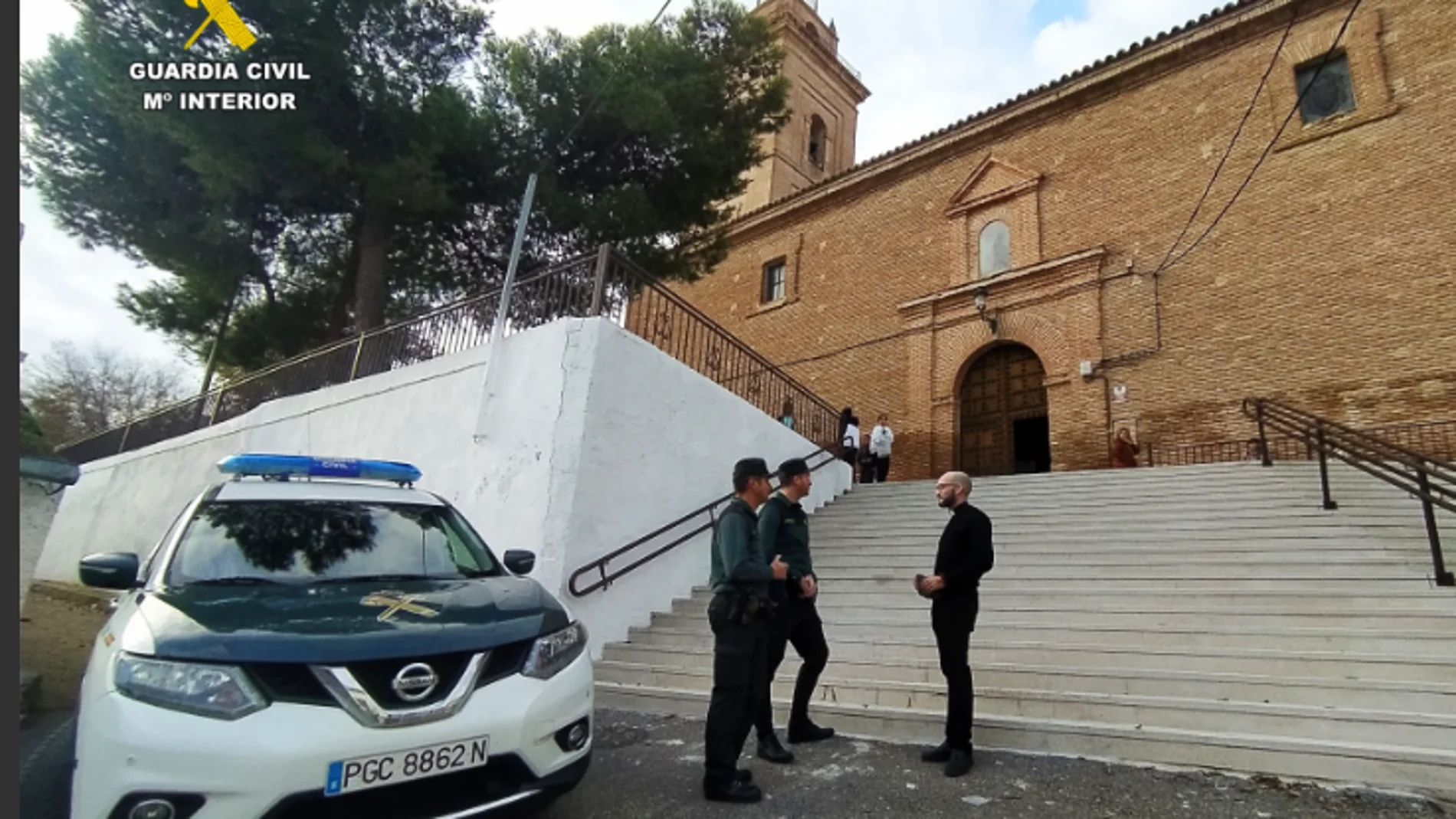 Los guardias, con el párroco