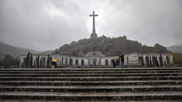 Las escalinatas frente a la explanada de acceso a la Basílica de la Santa Cruz del Valle de los Caídos