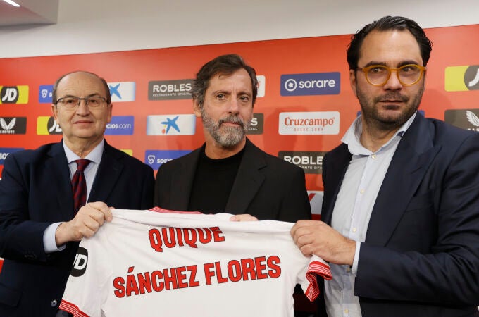 Quique Sánchez Flores, junto a Pepe Castro y Víctor Orta