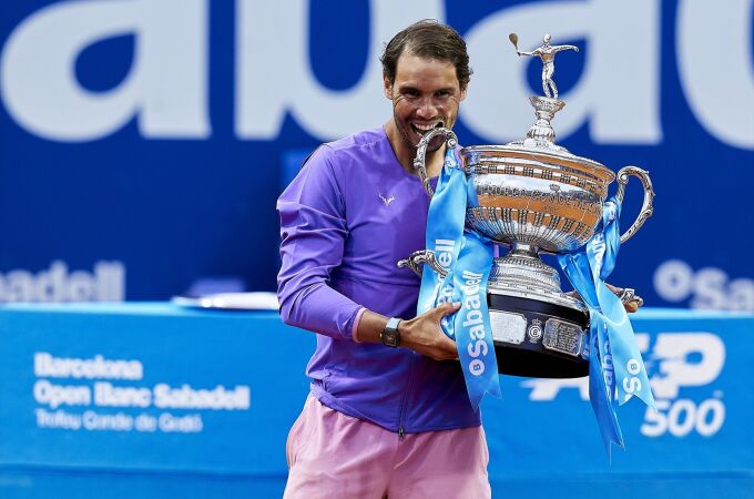 Rafa Nadal muerde el trofeo del Godó 2021