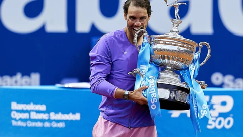 Rafa Nadal muerde el trofeo del Godó 2021