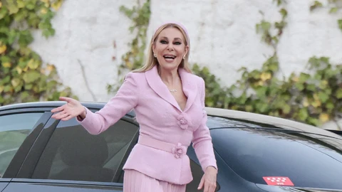 Ana Obregón y su look en el bautizo de su nieta.