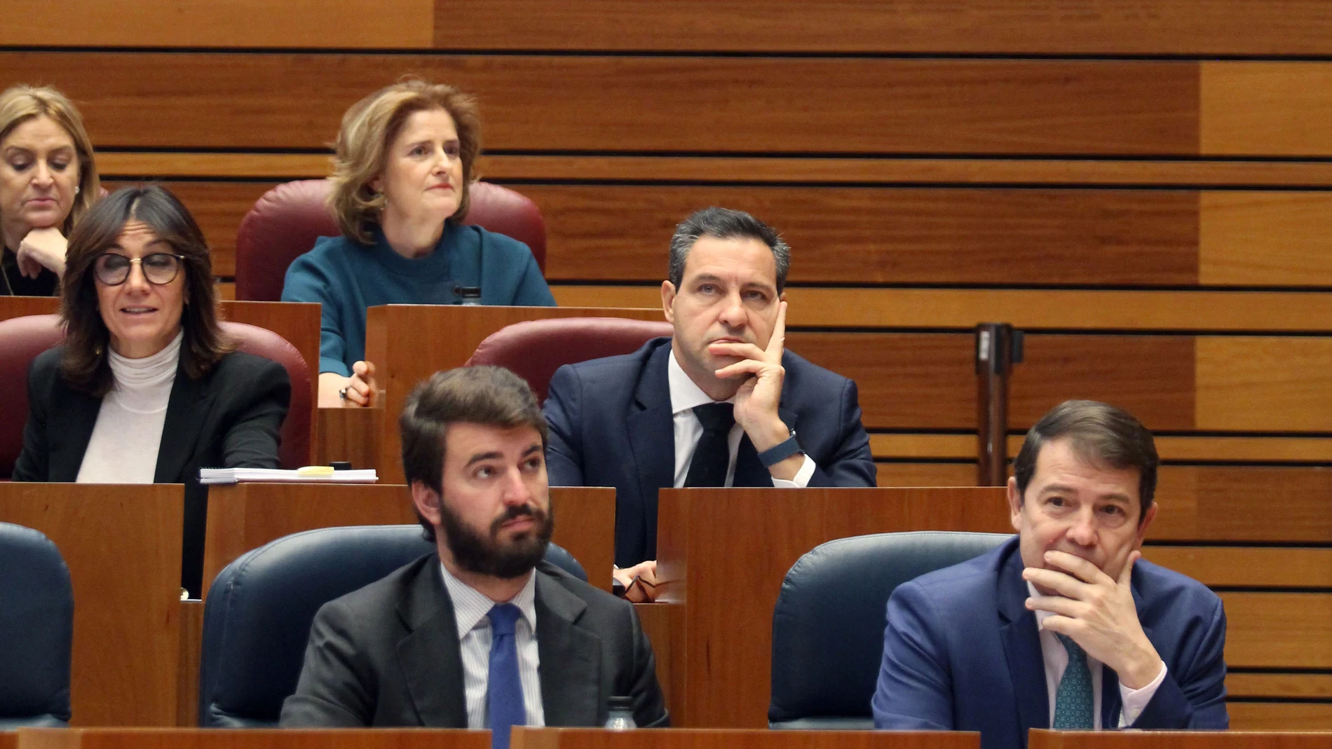 Fernández Mañueco, García-Gallardo y De la Hoz, en el Pleno