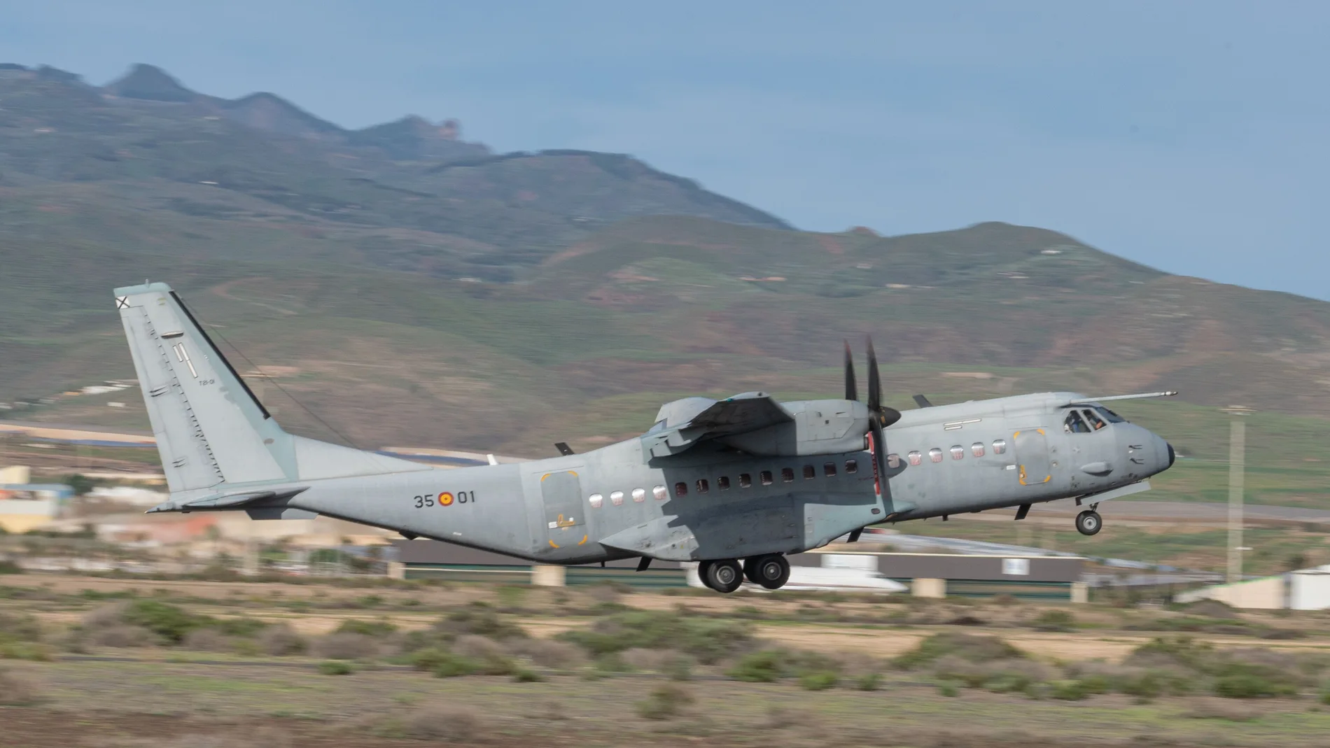 Imagen de uno de los C295 del Ejército del Aire despegando de la base de Gando en Canarias