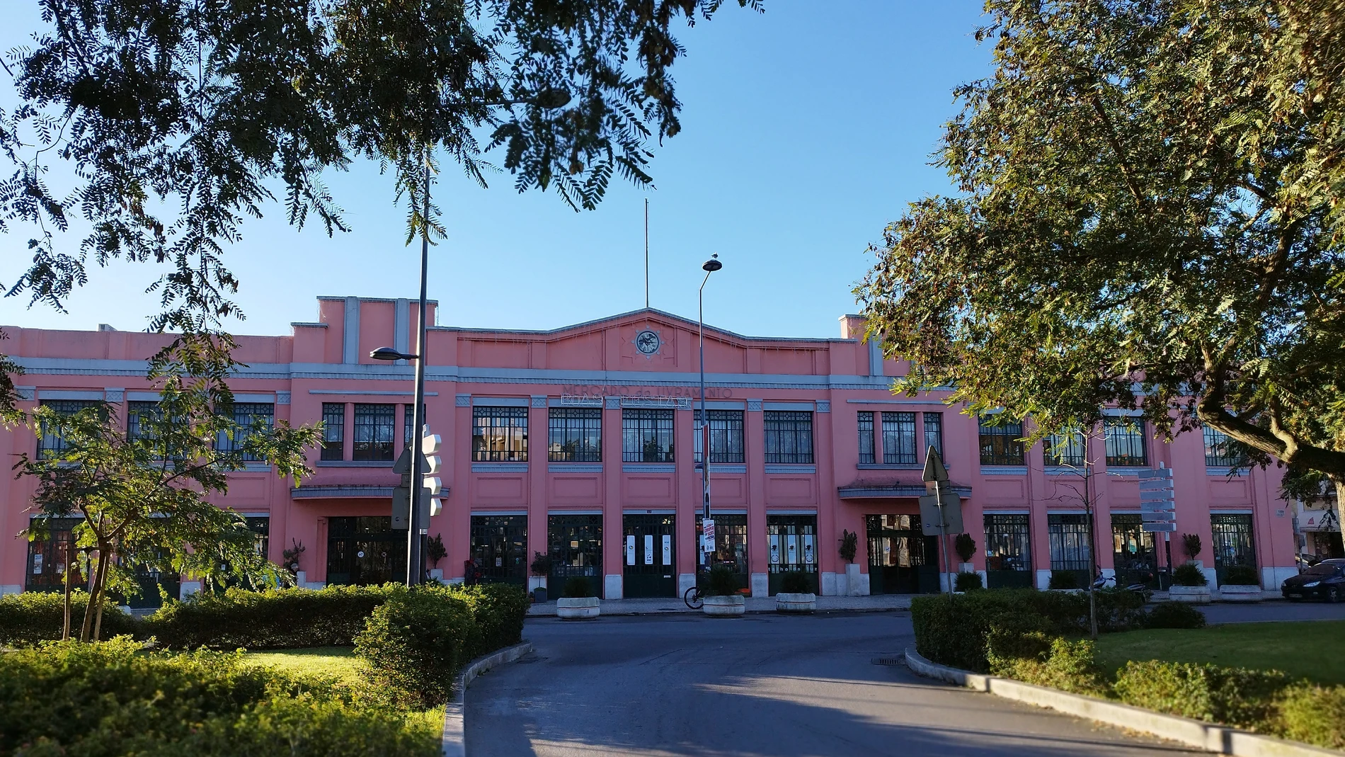 Fachada principal, con tonalidades rosas, del mercado
