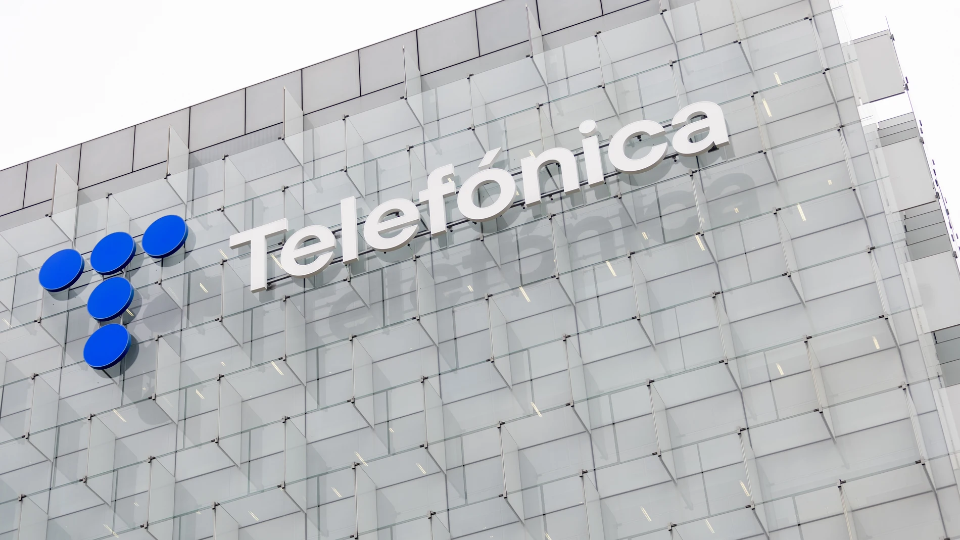 Economía.- Telefónica repunta un 3,2% en Bolsa tras el anuncio del Gobierno de comprar hasta un 10% de su accionariado