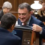 El presidente del Gobierno, Pedro Sánchez (i), conversa con el portavoz del PNV en el Congreso, Aitor Esteban (d), durante un pleno en el Congreso de los Diputados, a 20 de diciembre de 2023, en Madrid (España). 