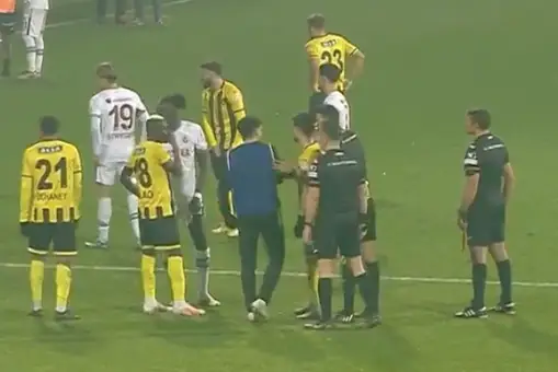 Nueva polémica en la liga turca: un equipo se retira del campo en medio del partido en protesta por las decisiones arbitrales