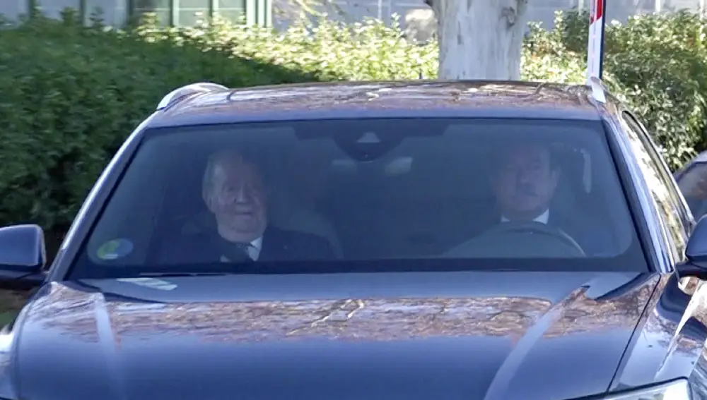 El Rey Juan Carlos I llega a Madrid para celebrar el cumpleaños de la infanta Elena