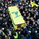 Hezbollah celebra funeral por combatiente asesinado en la frontera entre Líbano e Israel