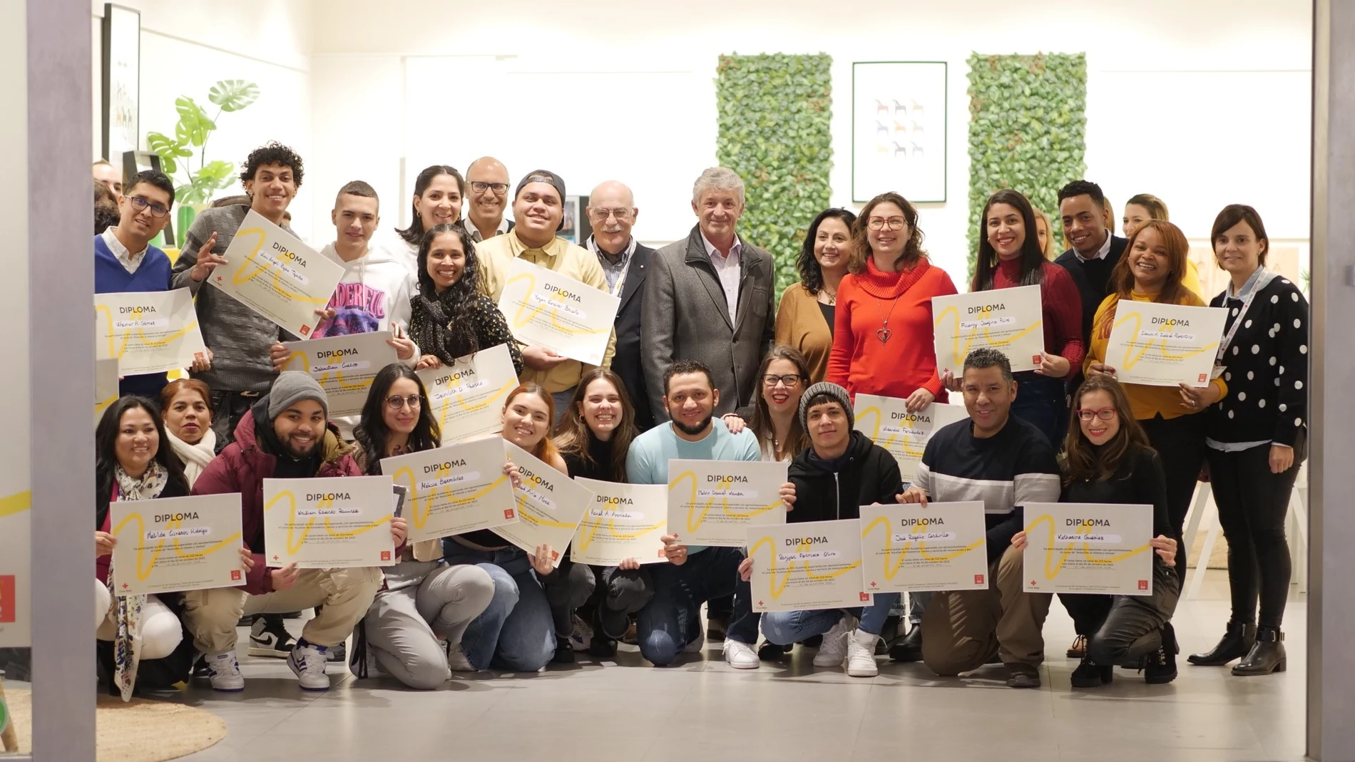 El alcalde de Arroyo, Sarbelio Fernández, y representantes de Río Shopping y Cruz Roja junto con los graduados