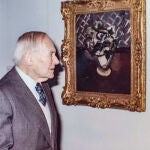 Joan Miró contemplando un cuadro de Henri Matisse