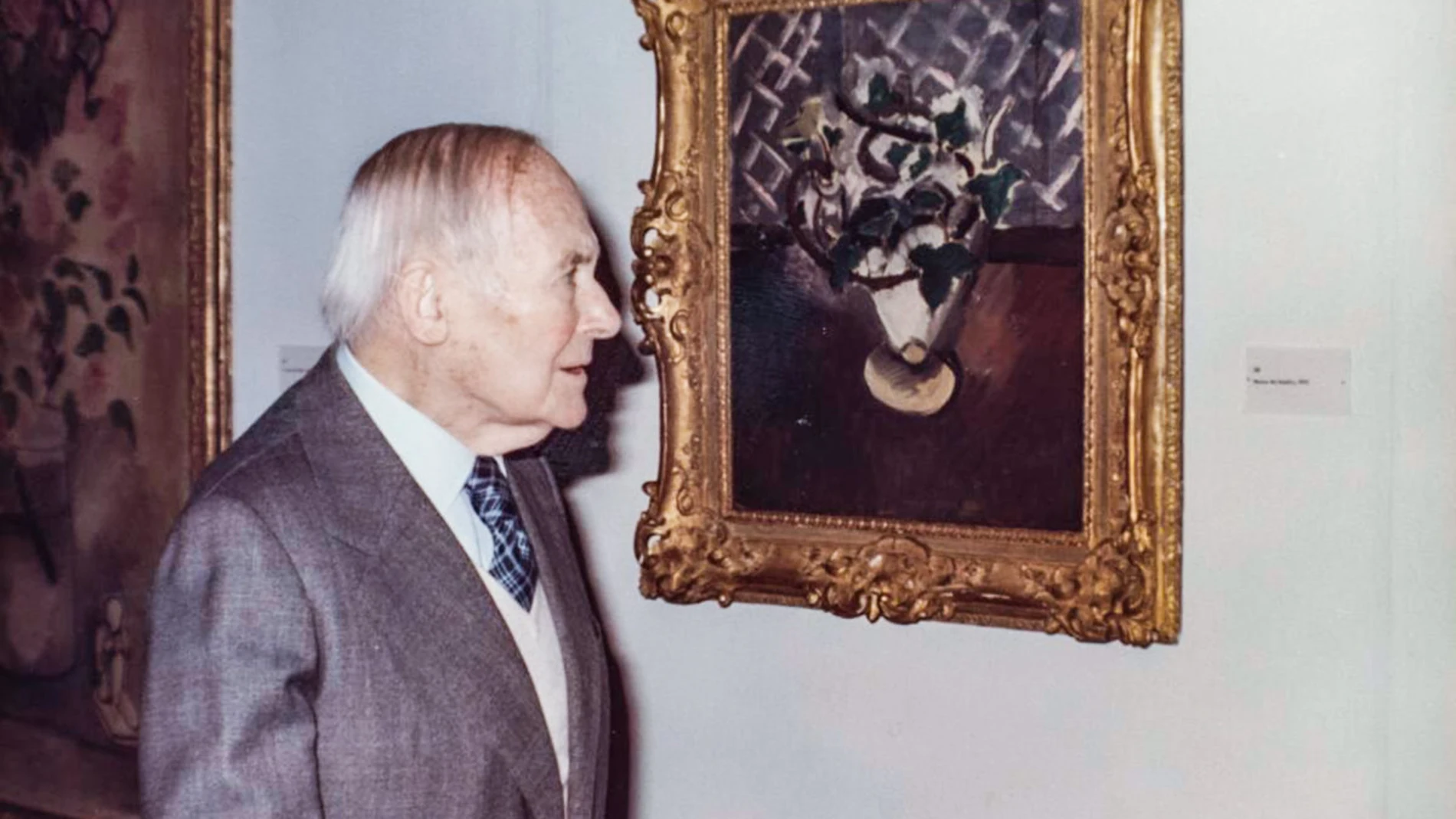 Joan Miró contemplando un cuadro de Henri Matisse