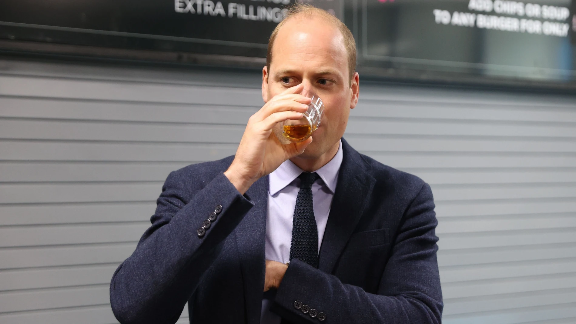 El príncipe Guillermo bebiendo cerveza