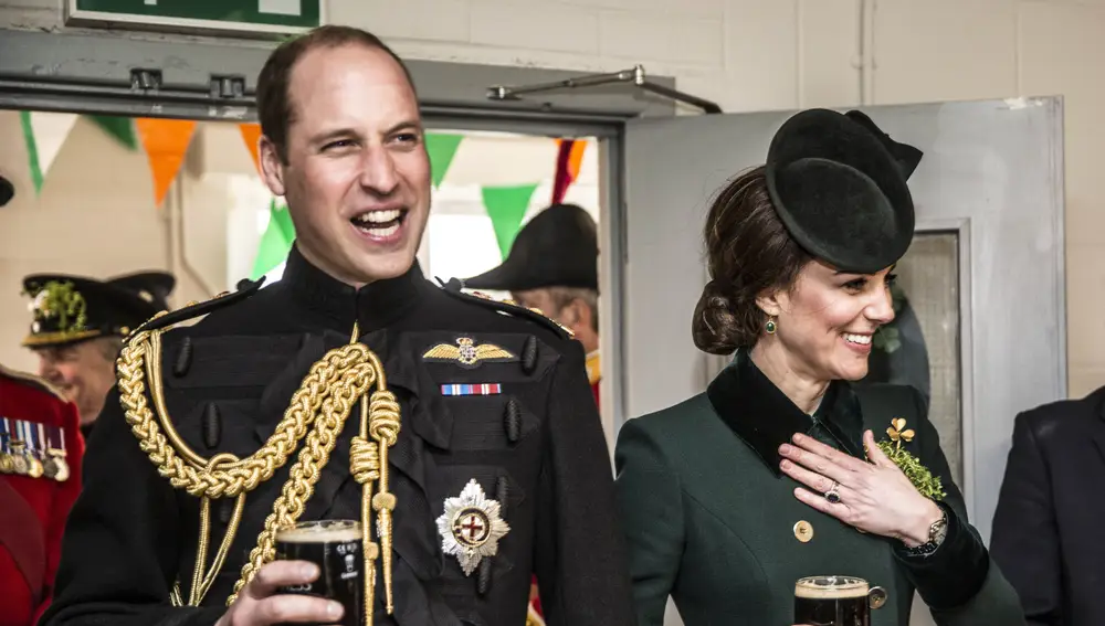El príncipe Guillermo y Kate Middleton bebiendo cerveza