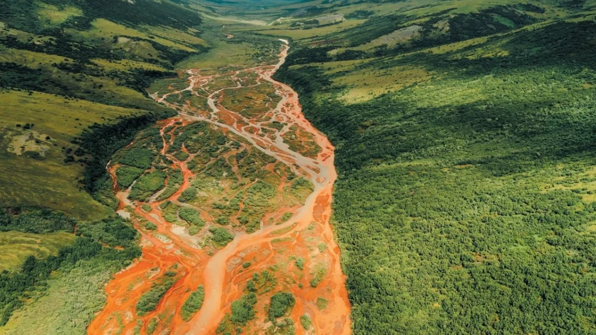 El rincón del planeta donde los ríos se están volviendo naranjas (y nadie sabe por qué)