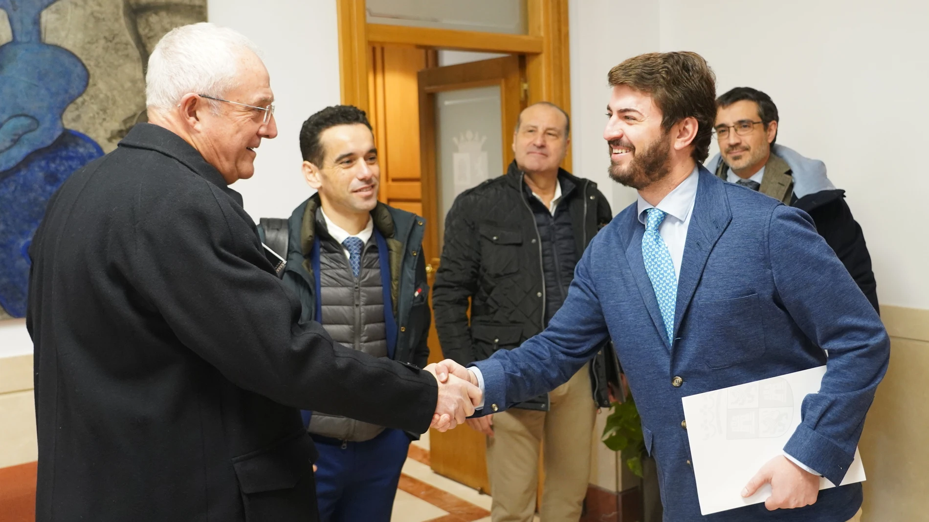 El vicepresidente de la Junta de Castilla y León, Juan García-Gallardo, se reúne con representantes del grupo alimentario Vall Companys