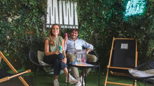Íñigo Aguirrezabal, cofundador y COO de MIWI y Laura Pérez, cofundadora y CEO de MIWI Real Drinks: