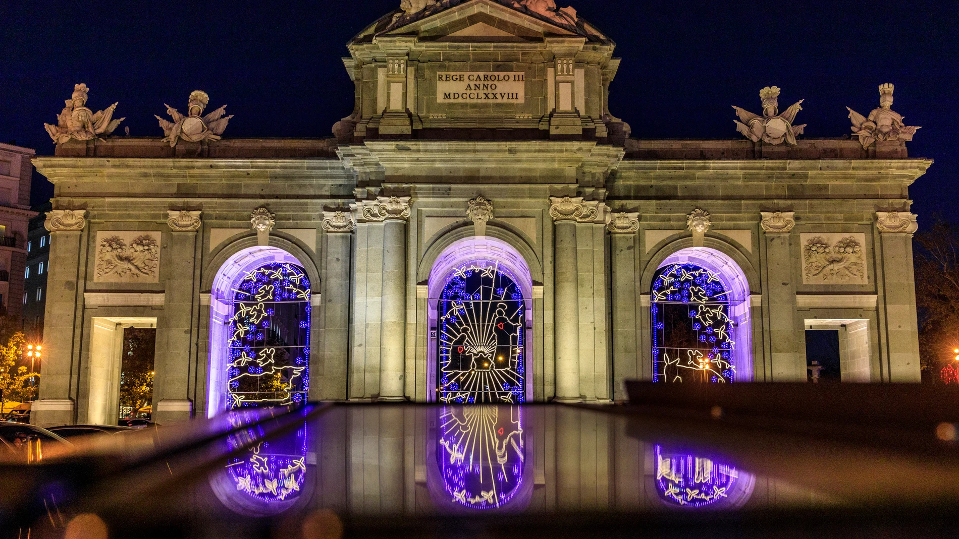 La Puerta de Alcalá con el belén