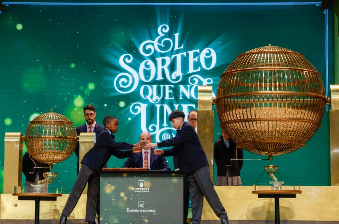 Los niños de San Ildefonso vuelven un año más a repartir 2.500 millones de euros en el sorteo extraordinario de Navidad de la Lotería Nacional