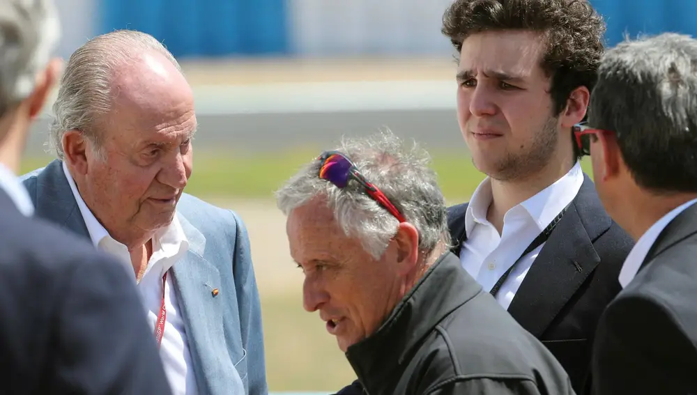 El rey Juan Carlos acompañado de su nieto Felipe Juan Froilán durante su asistencia a las carreras del Gran Premio de España 
