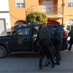 El detenido es introducido en un vehículo oficial