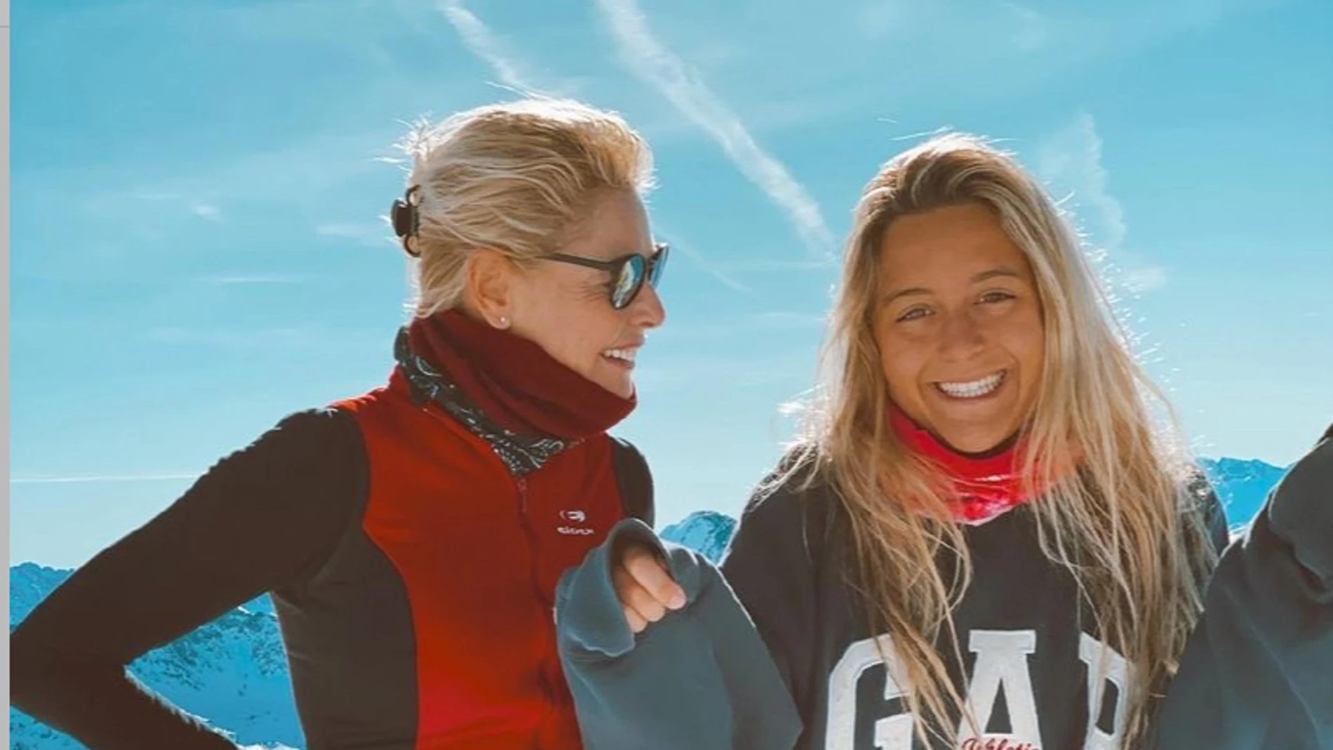 Belén Rueda y su hija Belén Écija esquiando