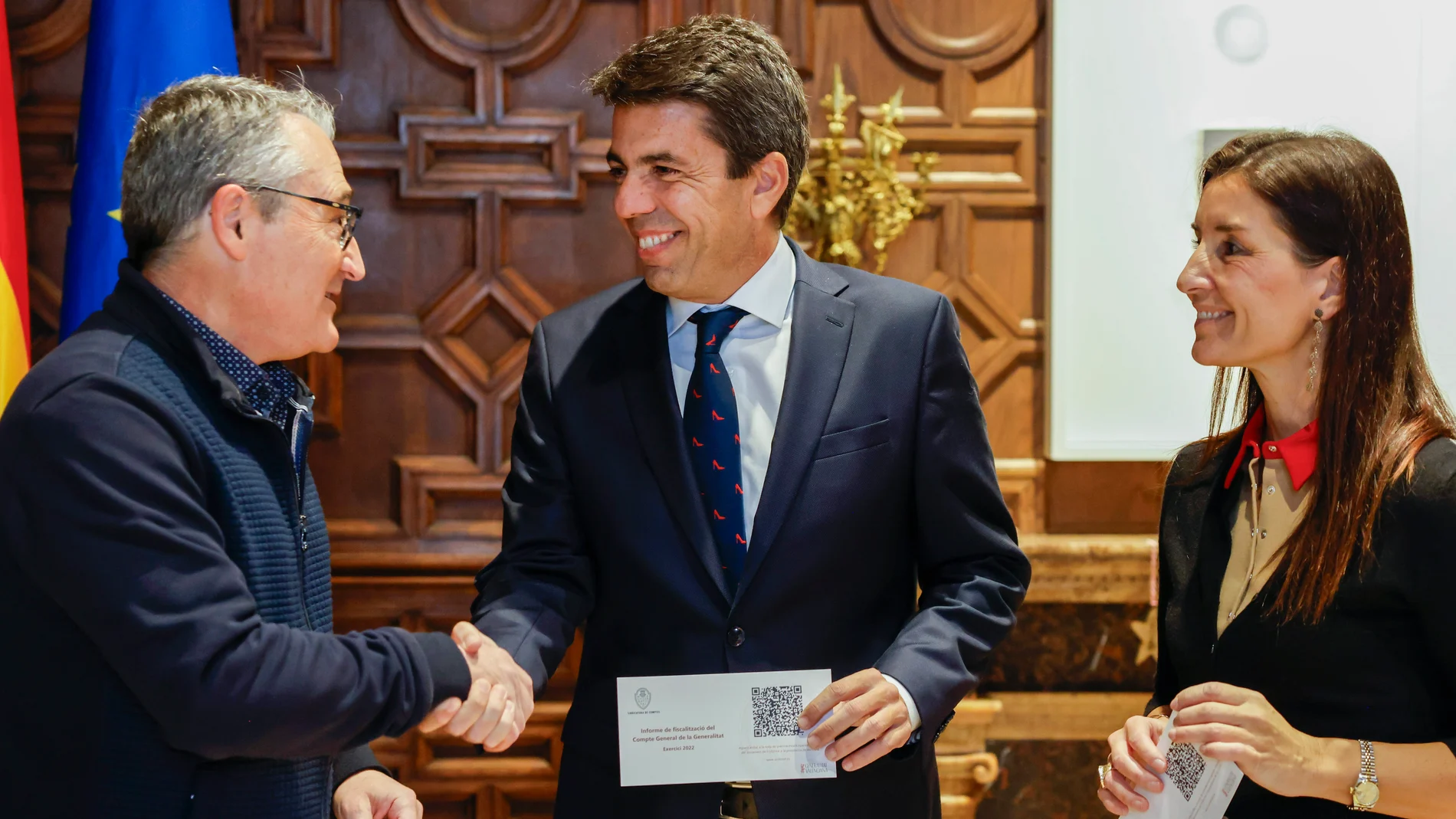 El presidente de la Generalitat, Carlos Mazón, recibe el informe de la Cuenta General, de manos del Síndic major de Comptes, Vicent Cucarella
