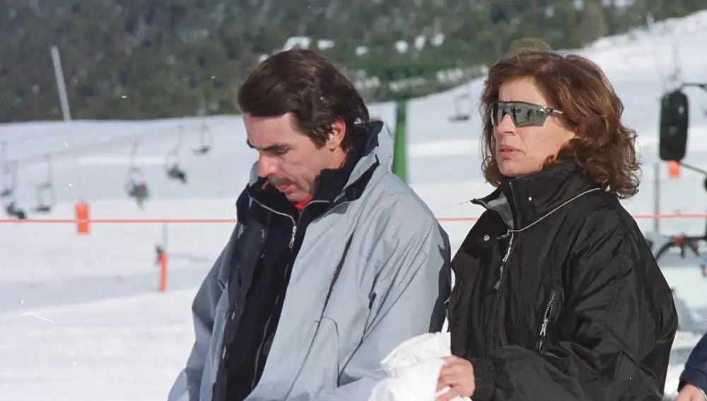 El presidente del Gobierno, José María Aznar y su esposa, Ana Botella, en las pistas de la estación de esquí de Baqueira Beret