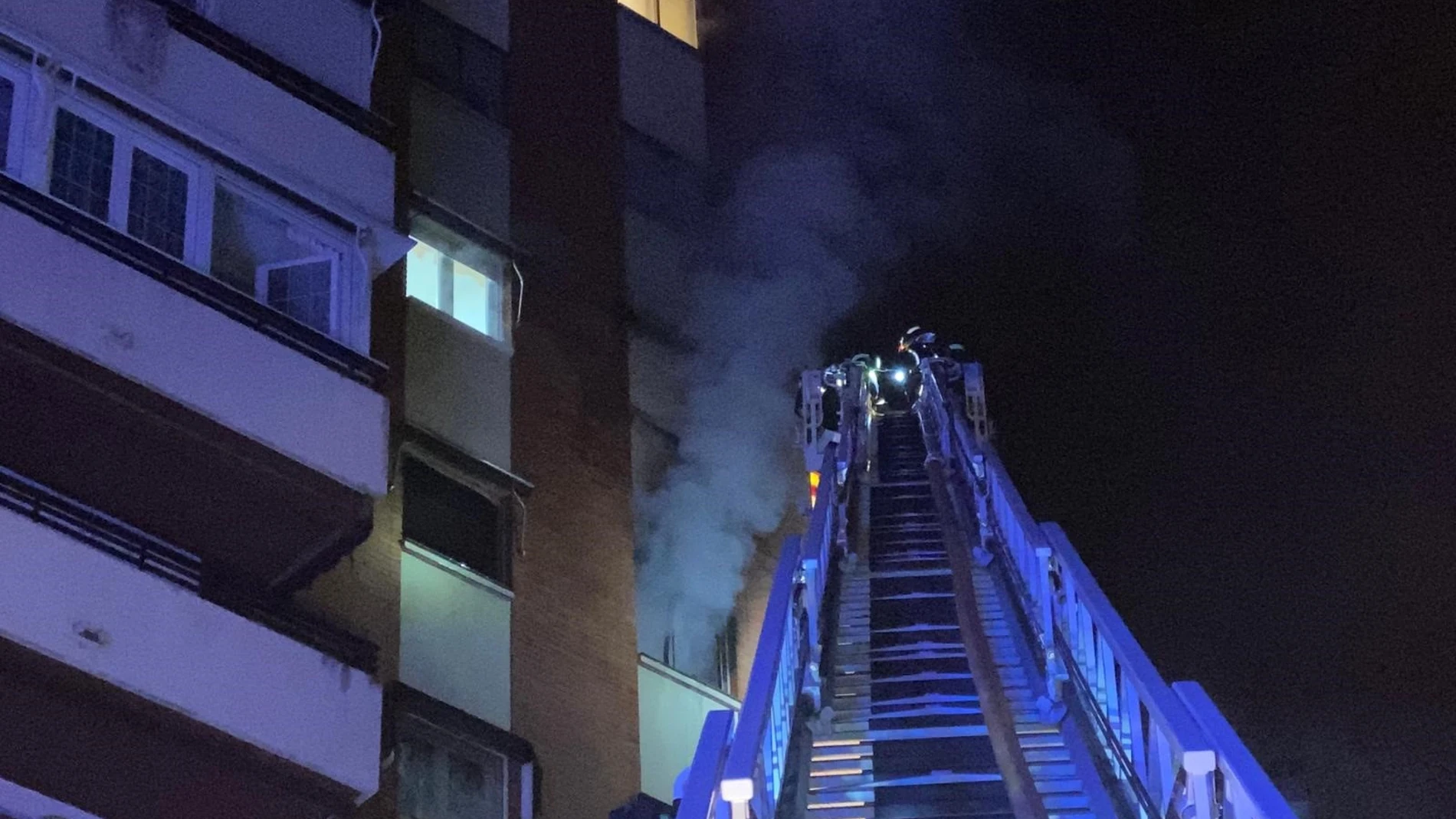 Quince intoxicados leves en un incendio en una vivienda en Fuencarral EMERGENCIAS MADRID 22/12/2023