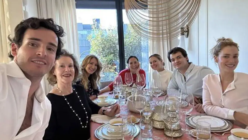Tamara Falcó con la familia de Íñigo Onieva
