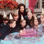 La reina Silvia de Suecia junto a sus ocho nietos