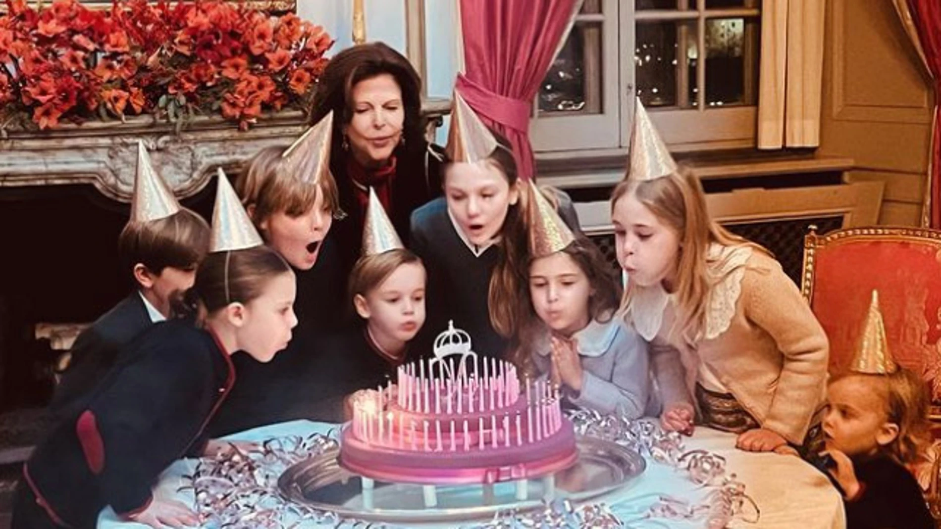 La reina Silvia de Suecia junto a sus ocho nietos