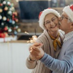 Una pareja de personas mayores celebra la Navidad