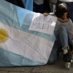 El presidente Javier Milei afronta sus primeras protestas en la calle contra su "terapia de choque"