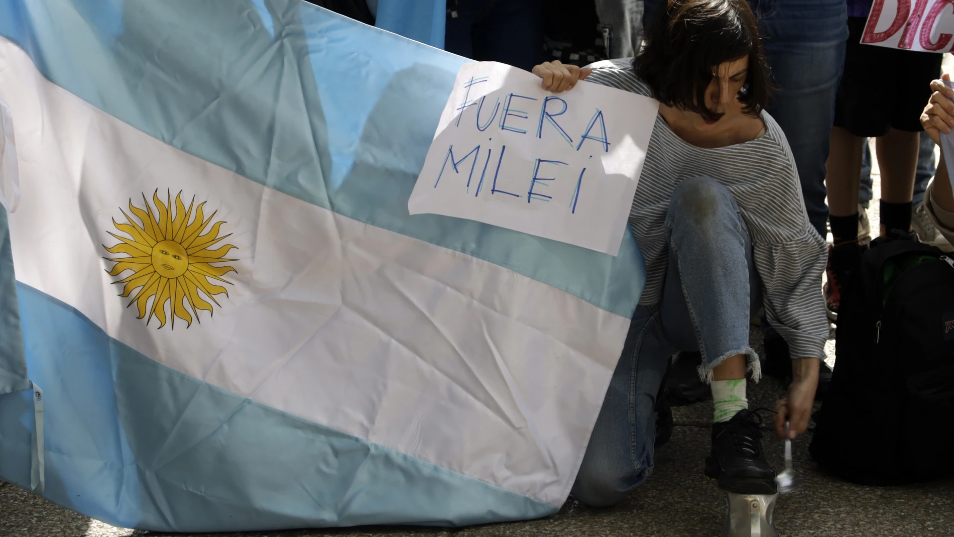 El presidente Javier Milei afronta sus primeras protestas en la calle contra su "terapia de choque"