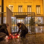 Vecinos depositan flores y velas en homenaje a las víctimas frente a la Universidad Carolina de Praga