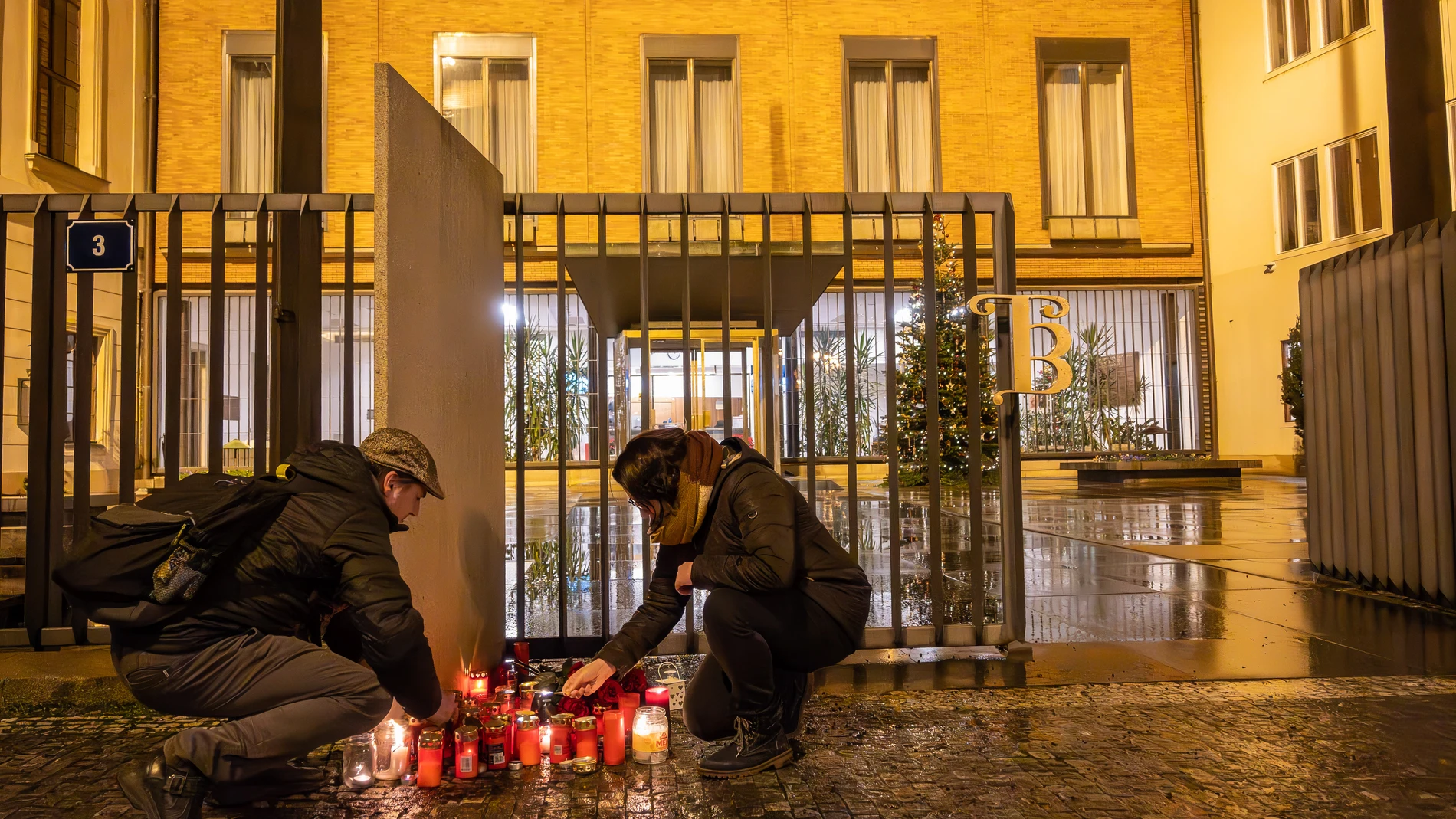 Vecinos depositan flores y velas en homenaje a las víctimas frente a la Universidad Carolina de Praga