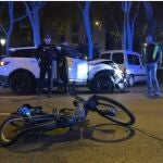 MADRID.-VÍDEO: El conductor de un coche se fuga a pie tras golpear un VTC, que arrolla a una ciclista en el paseo del Prado