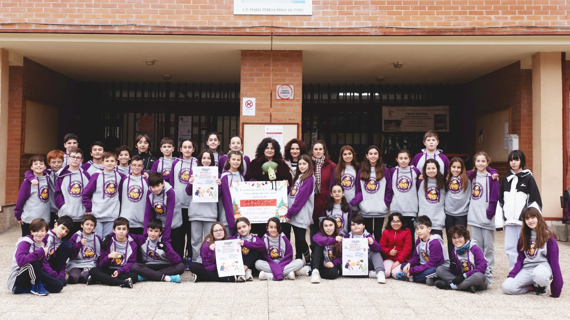 Los alumnos de sexto recaudan más de 1.000 euros con la venta de dulces, libros y muñecos y recibirán formación para conocer cómo ayudar y apoyar a otros menores